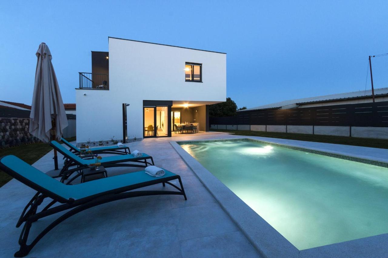 Modern 3-Bedroom Villa With A Private Pool 普拉 外观 照片